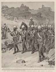 Het North Staffordshire Regiment begint de oversteek van de woestijn bij Assouan